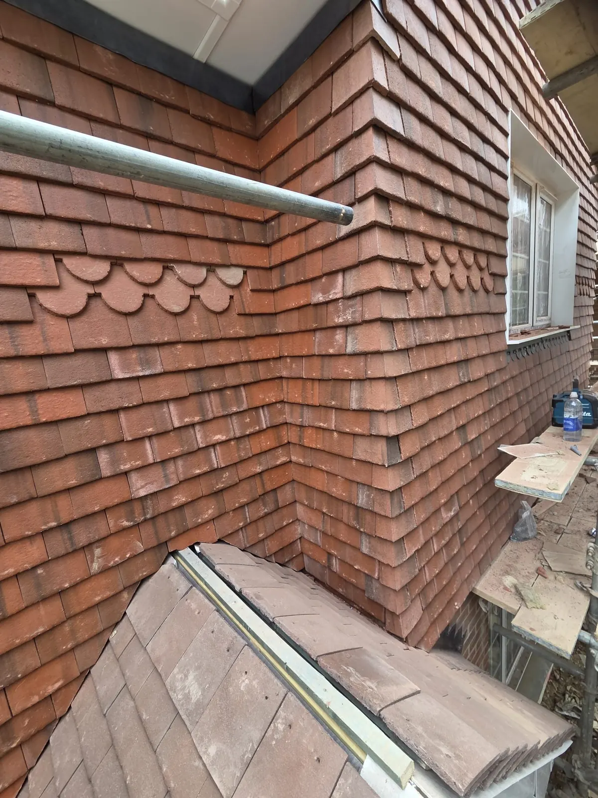 Clay tile hanging corner detail with feature tiles, Berkshire