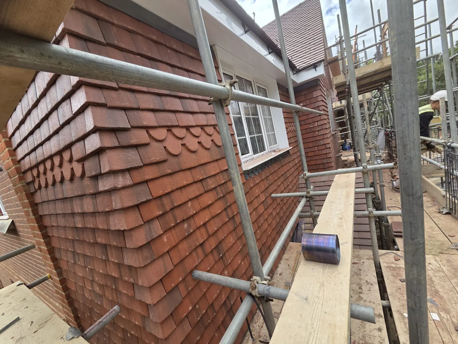 Clay tile hanging with scalloped feature tiles in Berkshire